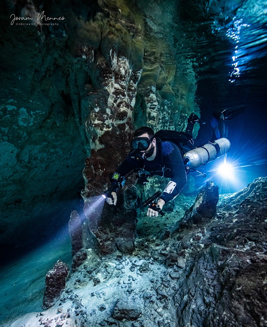 A Tennessee Scuba instructor diving sidemount through an underwater cave