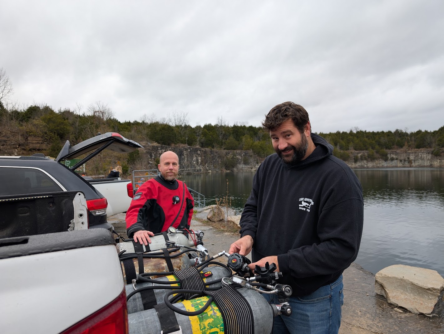 Divers rigging doubles cylinders at the quarry